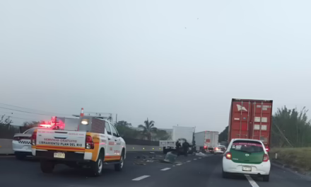 Choque entre tractocamiones provoca en la carretera Xalapa-Veracruz