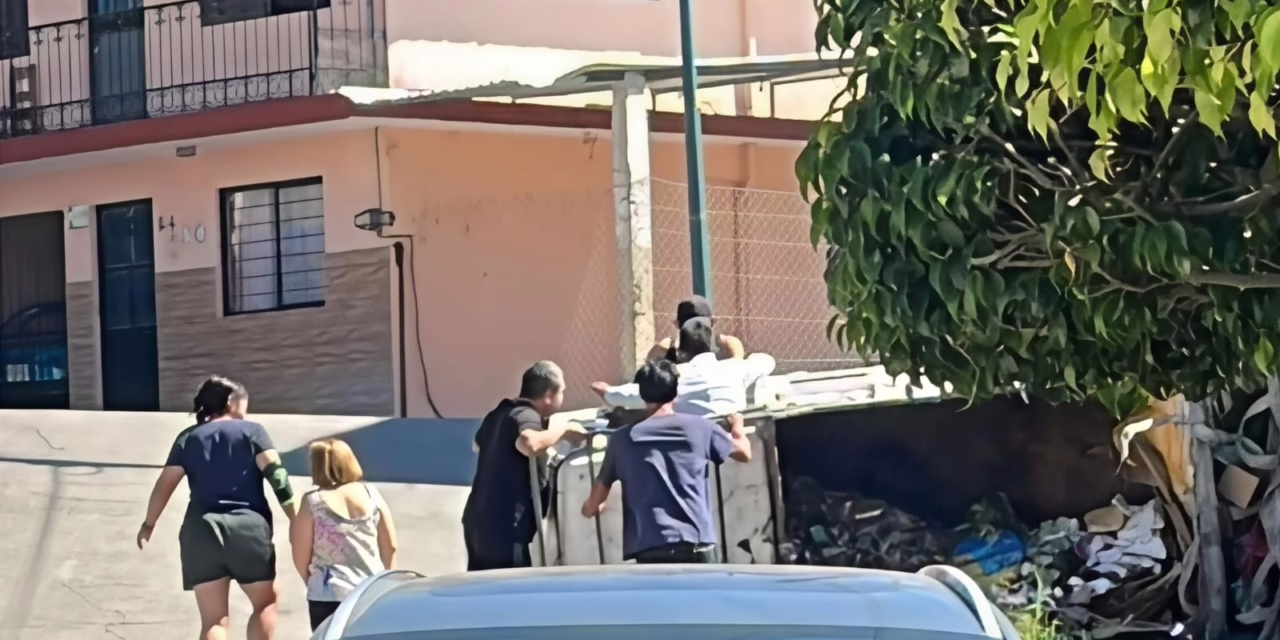Vuelca motocicleta recolectora de Basura en la colonia Revolución