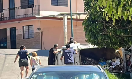 Vuelca motocicleta recolectora de Basura en la colonia Revolución