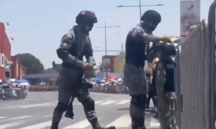 Pequeño “soldado” se roba el corazón de Puebla en el Desfile del 5 de Mayo
