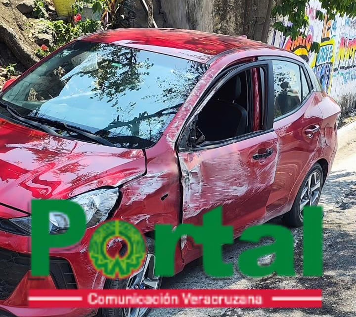 Vuelca vehículo particular en la carretera Xalapa-Veracruz; cuerpos de emergencia se movilizan
