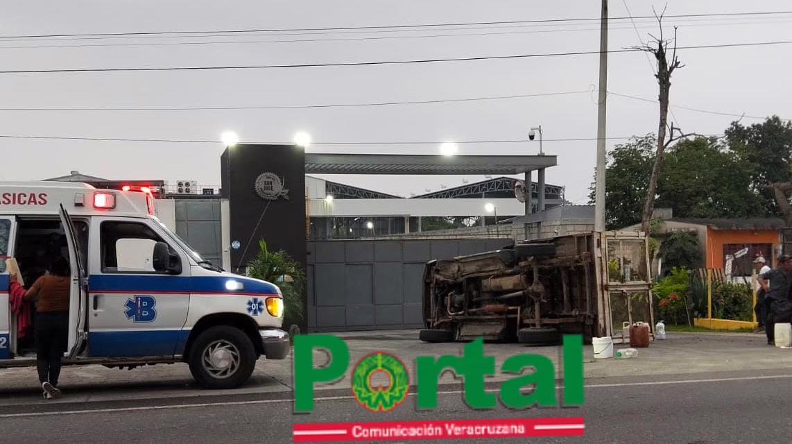 Aparatosa volcadura en deja cuatro jornaleros lesionados en la carretera a Martínez – San Rafael 