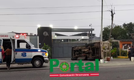 Aparatosa volcadura en deja cuatro jornaleros lesionados en la carretera a Martínez – San Rafael 