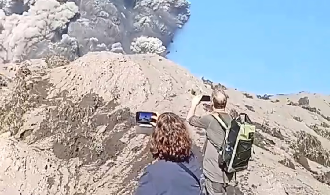 VIDEO: VOLCÁN ENTRA EN ERUPCIÓN CON EXCURSIONISTAS EN EL LUGAR