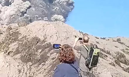 VIDEO: VOLCÁN ENTRA EN ERUPCIÓN CON EXCURSIONISTAS EN EL LUGAR