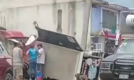 Volcadura de motocicleta recolectora moviliza a cuerpos de seguridad en los límites de Xalapa y Emiliano Zapata