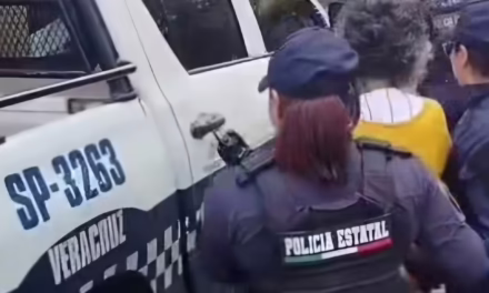 Reincide “La Comandanta”: Agrede a oficial de Tránsito en el centro de Xalapa