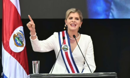 Nueva presidenta de Costa Rica promete reforma del Estado y “mano dura” contra el crimen