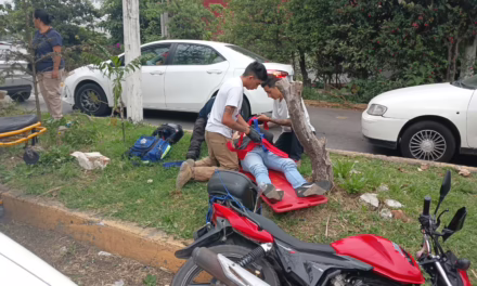 ​Camioneta impacta a repartidor cerca del campo de la 21 de Marzo