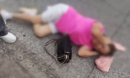 Mujer lesionada tras caer de autobús en Emiliano Zapata