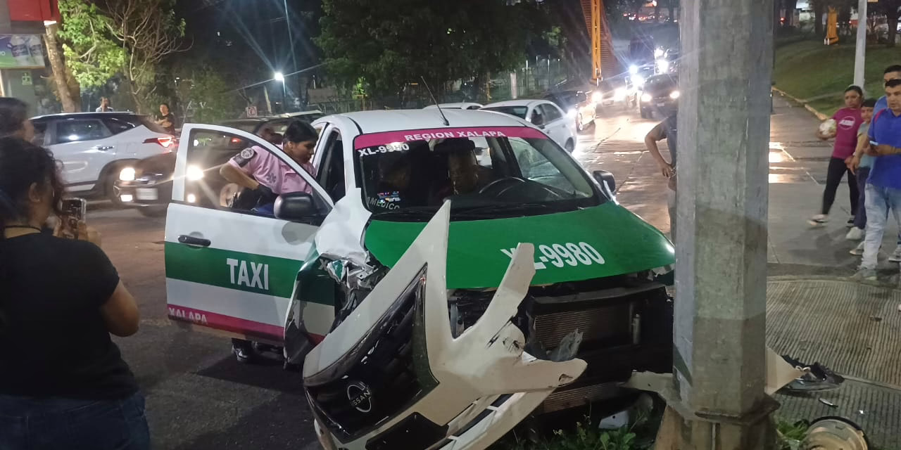 Taxista ebrio derriba poste de videovigilancia del C4 en Maestros Veracruzanos
