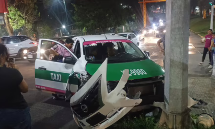 Taxista ebrio derriba poste de videovigilancia del C4 en Maestros Veracruzanos