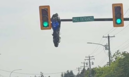VIDEO:MOTOCICLETA QUEDA COLGANDO DE UN SEMÁFORO TRAS BRUTAL ACCIDENTE EN CANADÁ