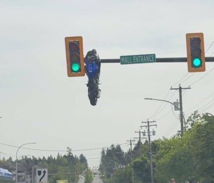 VIDEO:MOTOCICLETA QUEDA COLGANDO DE UN SEMÁFORO TRAS BRUTAL ACCIDENTE EN CANADÁ