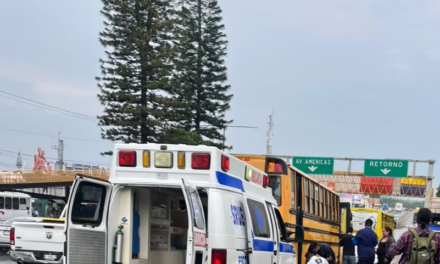 Mujer resulta lesionada tras caer de un autobús en la Avenida Lázaro Cárdenas