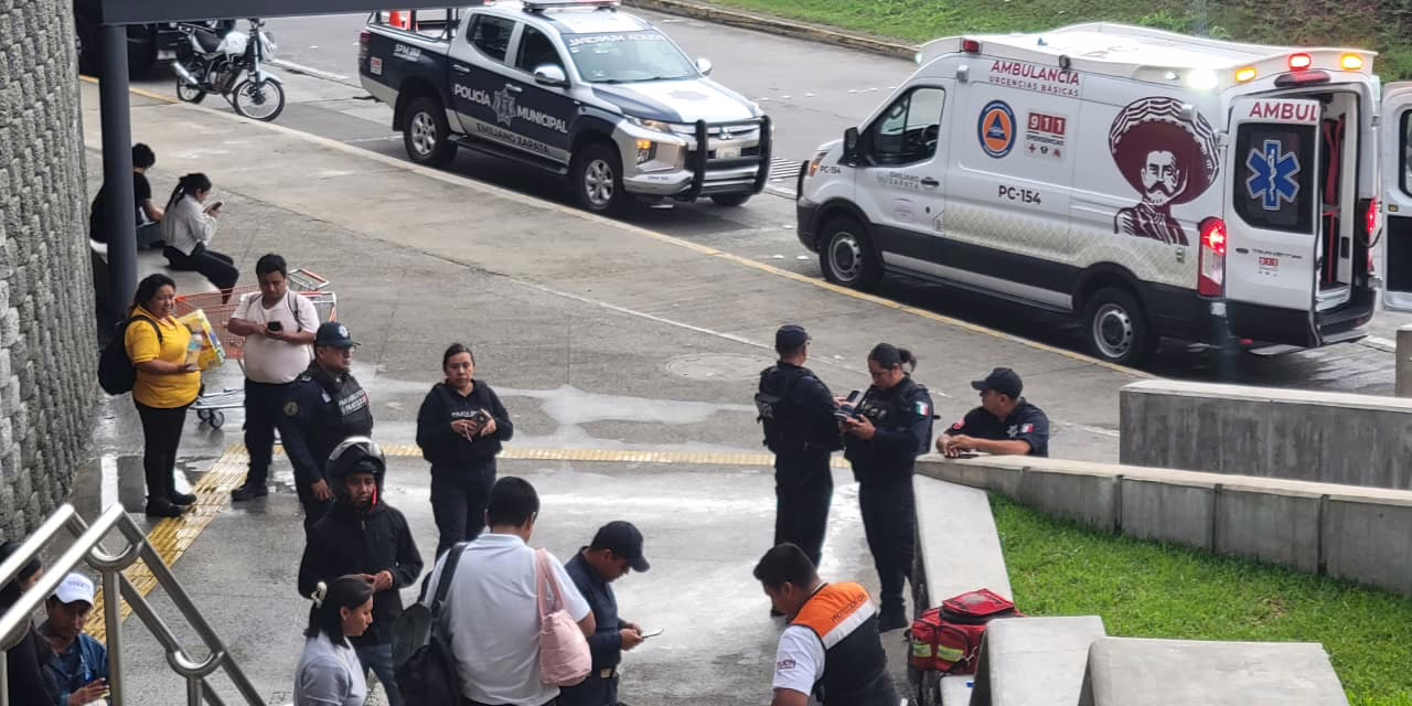 Mujer resulta lesionada tras caída en Plaza El Juguete
