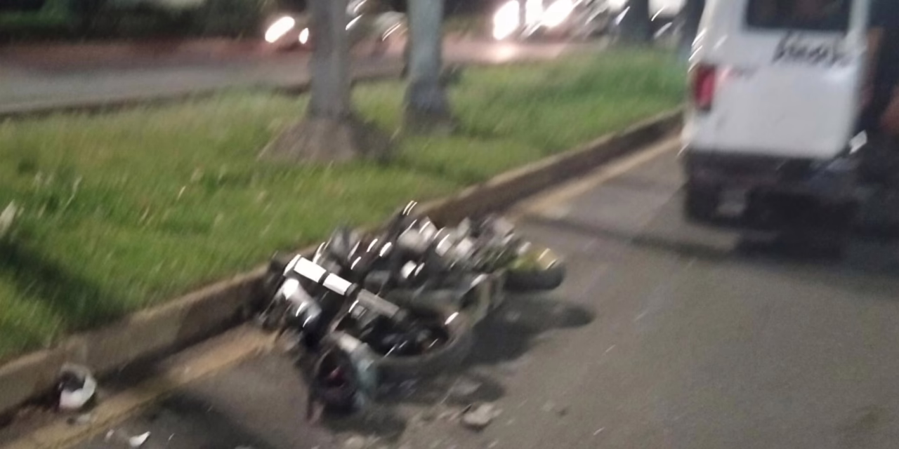 Video:Accidente en Lázaro Cárdenas: Motociclista se estrella contra tráiler
