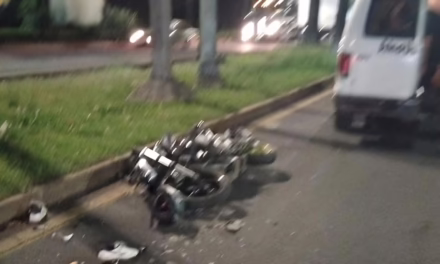 Video:Accidente en Lázaro Cárdenas: Motociclista se estrella contra tráiler