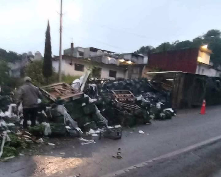 Volcadura de tráiler en la carretera Altotonga-Tlapacoyan