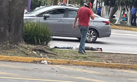 Hombre resulta lesionado tras ser arrollado en la avenida Lázaro Cárdenas