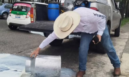 Productores de leche se manifiestan frente a LICONSA