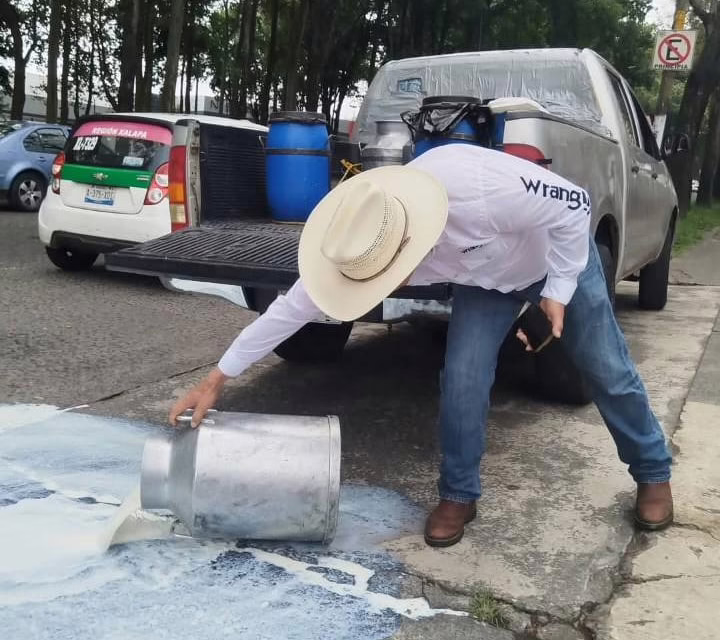 Productores de leche se manifiestan frente a LICONSA