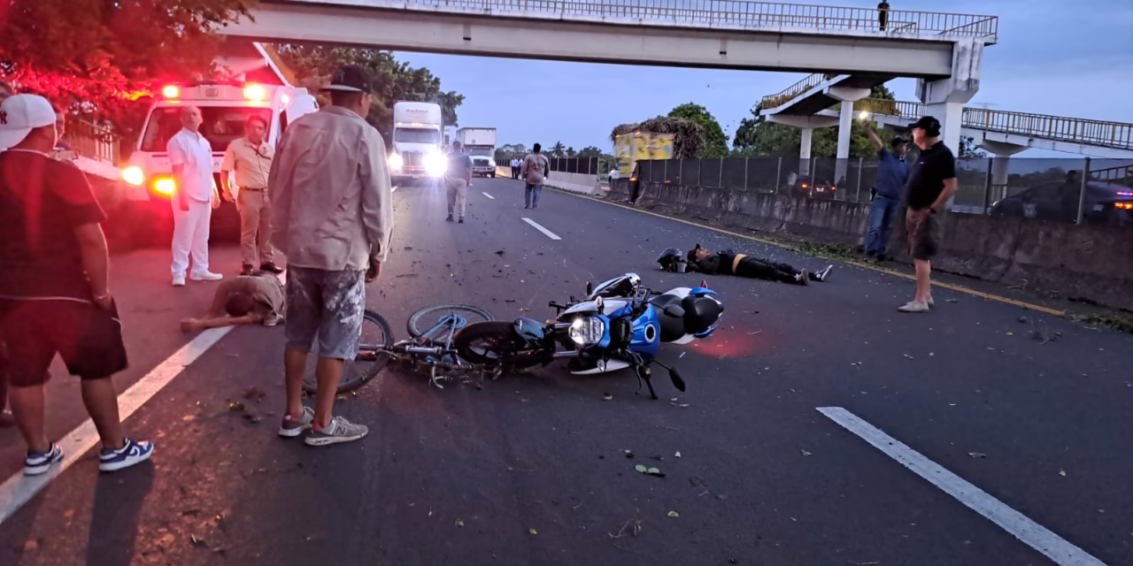 Choque entre moto y bicicleta en la carretera Cardel- Poza Rica, deja dos lesionados