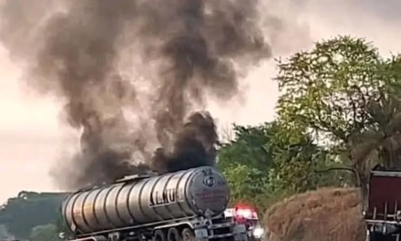 Cierre total en la autopista La Tinaja-Isla por choque e incendio de pipa