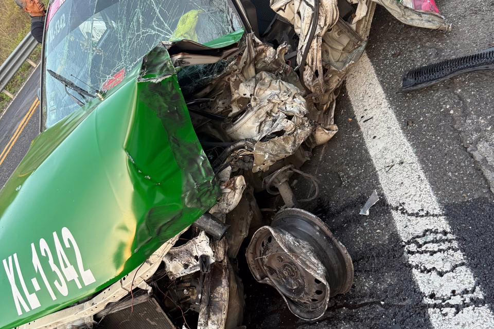 Aparatoso accidente en la Xalapa-Veracruz deja 3 lesionados y cuantiosos daños