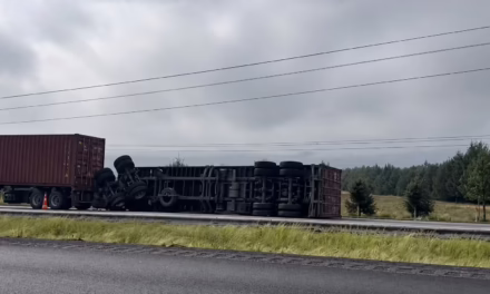 Volcadura de remolque de un tráiler en el Libramiento de Perote.