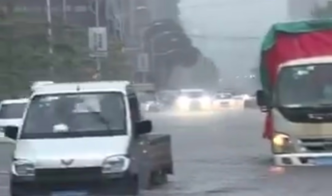 Video: Fuerte tormenta golpea Shantou, provincia de Guangdong en China