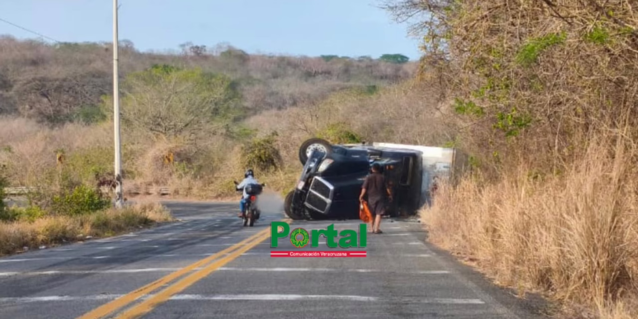 Vuelca camión de carga en la carretera federal Xalapa-Veracruz; cuerpos de auxilio se movilizan
