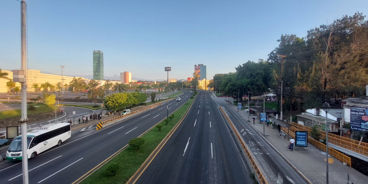 Ambiente caluroso y bochornoso, cielo despejado a medio nublado. La probabilidad de lluvia a lo largo del estado se mantiene baja, aunque no se descartan eventos aislados por la tarde-noche,