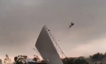 Video:En la India un hombre salió volando tras una fuerte ráfaga de viento (en una tormenta).