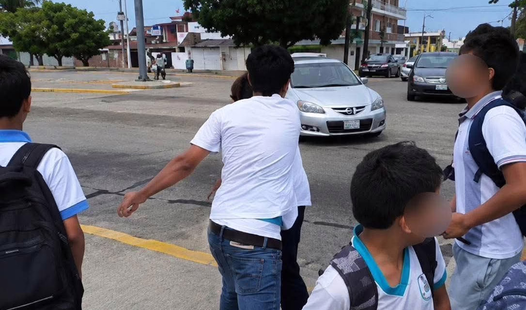 Expulsan a estudiante del Colegio Reforma tras violenta riña en la vía pública