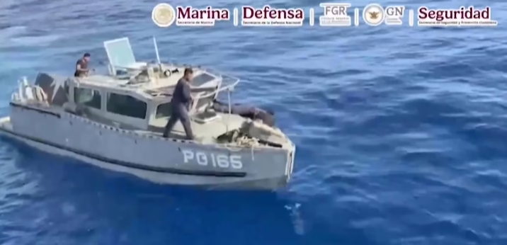 Autoridades aseguraron 13 paquetes y un bulto con presunta cocaína frente a las costas de Huatulco, Oaxaca, a 248 millas náuticas mar adentro