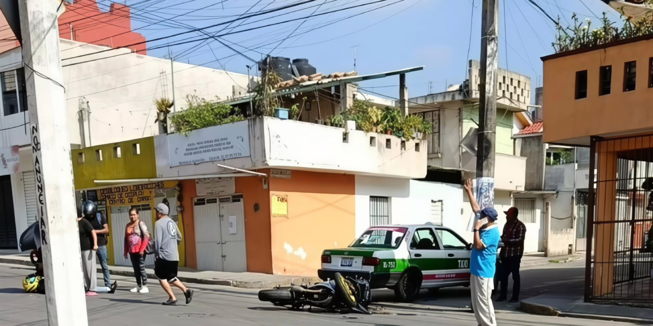 Choque entre taxi y motocicleta en la colonia Margarita Maza de Juárez; hay un lesionado