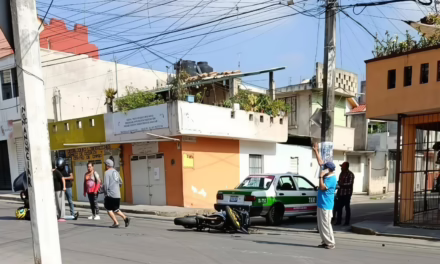 Choque entre taxi y motocicleta en la colonia Margarita Maza de Juárez; hay un lesionado