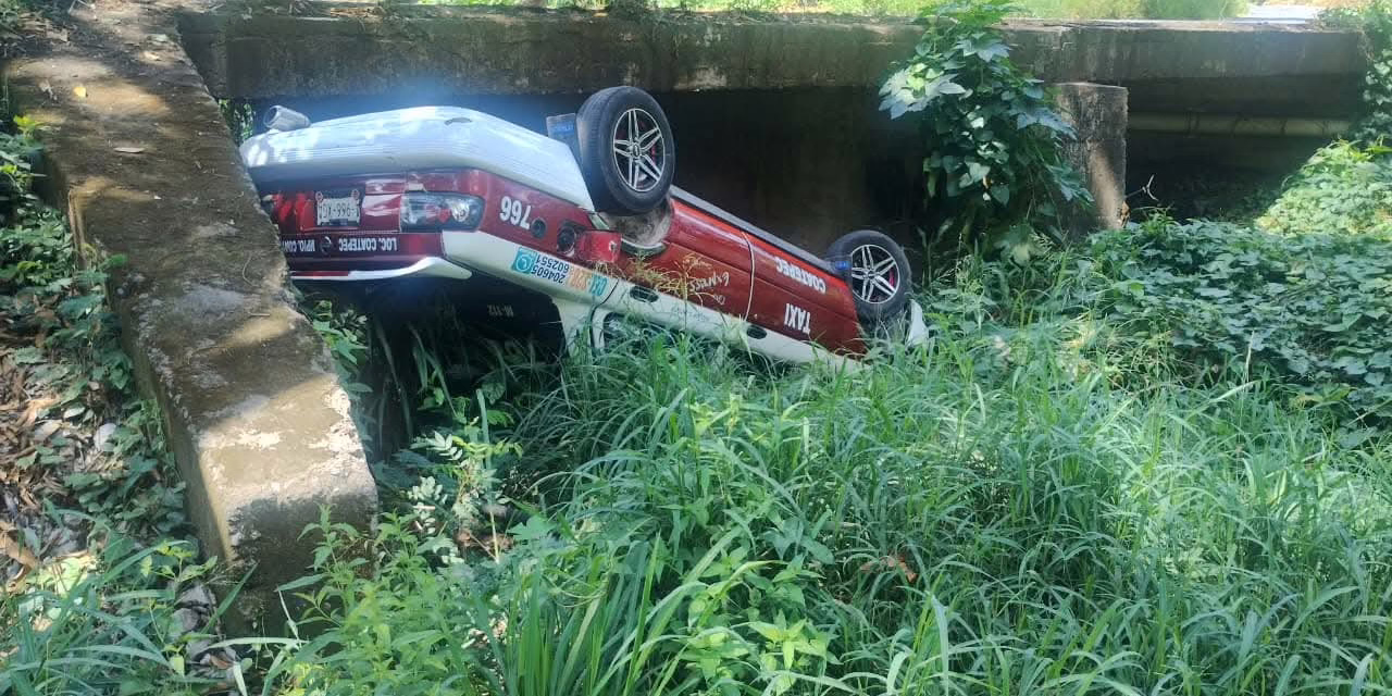 Se accidenta taxi de Coatepec en la carretera Jalcomulco–Apazapan.
