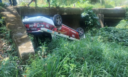 Se accidenta taxi de Coatepec en la carretera Jalcomulco–Apazapan.