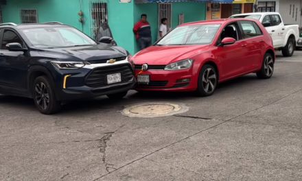 Choque en la colonia Aguacatal deja solo daños materiales y vialidad afectada