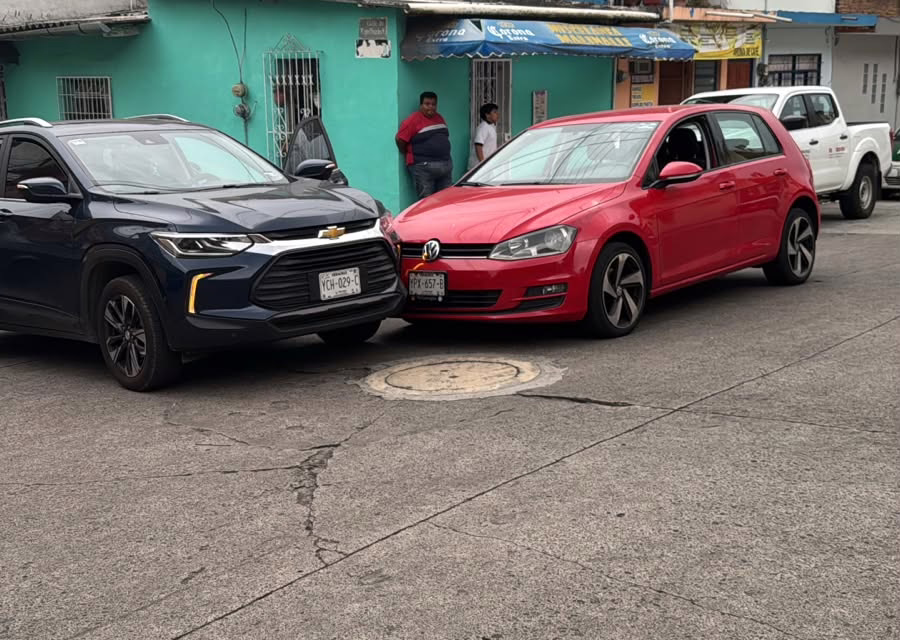 Choque en la colonia Aguacatal deja solo daños materiales y vialidad afectada