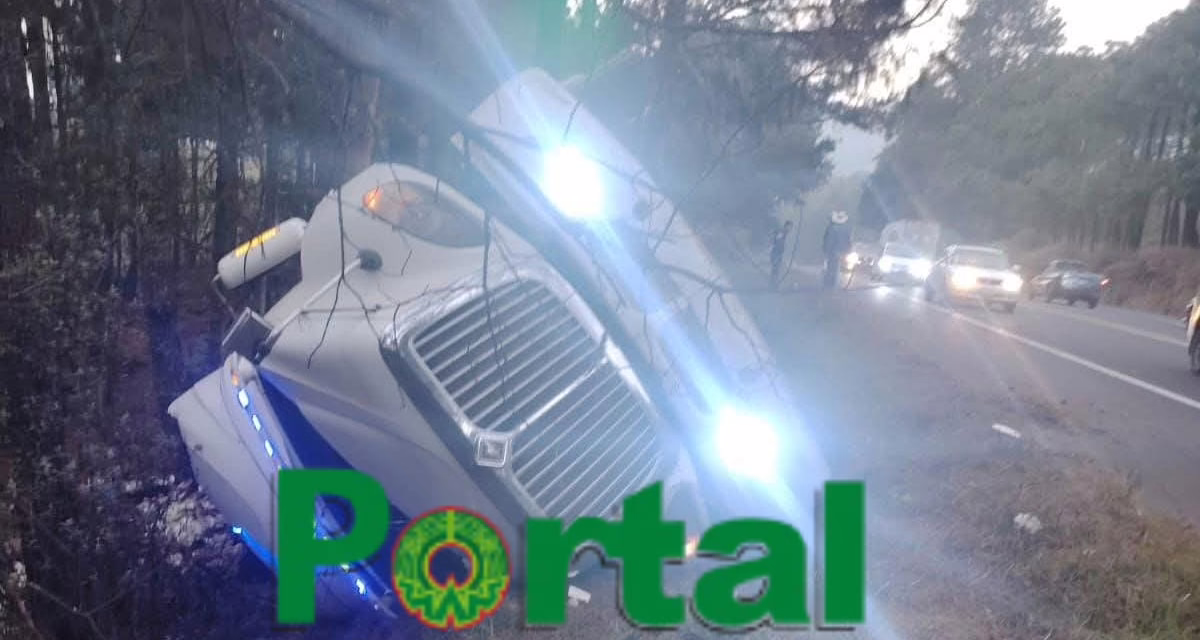 Se vuelca tráiler cargado con basura en la Xalapa-Perote; no se reportan lesionados