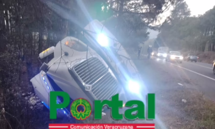 Se vuelca tráiler cargado con basura en la Xalapa-Perote; no se reportan lesionados