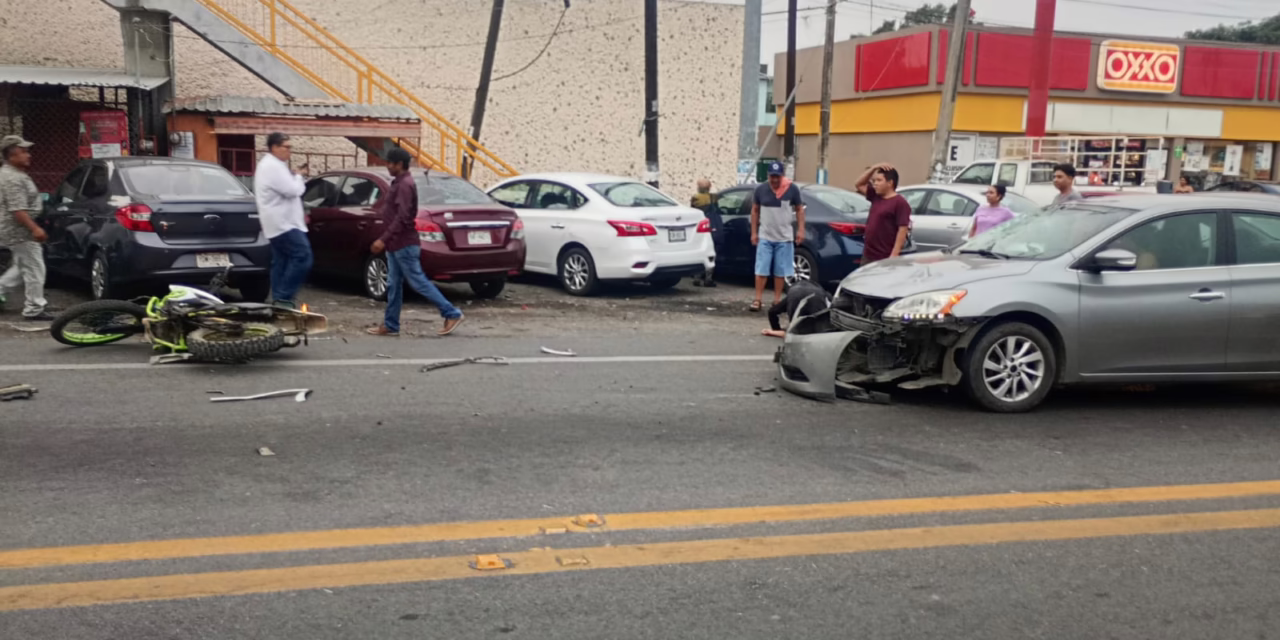 Choque entre auto y motocicleta deja un lesionado frente al IMSS de Cardel