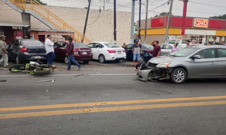 Choque entre auto y motocicleta deja un lesionado frente al IMSS de Cardel