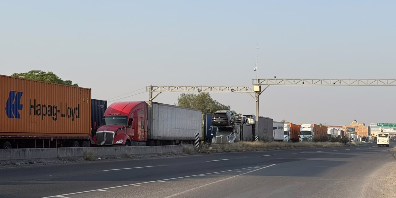 Automovilistas quedaron atrapados durante horas en una fila kilométrica sobre la carretera Querétaro–San Luis Potosí