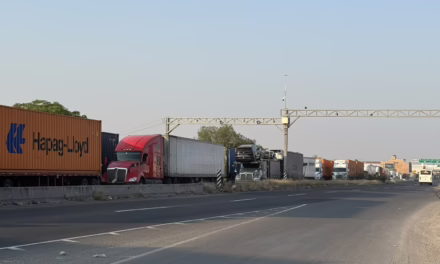 Automovilistas quedaron atrapados durante horas en una fila kilométrica sobre la carretera Querétaro–San Luis Potosí