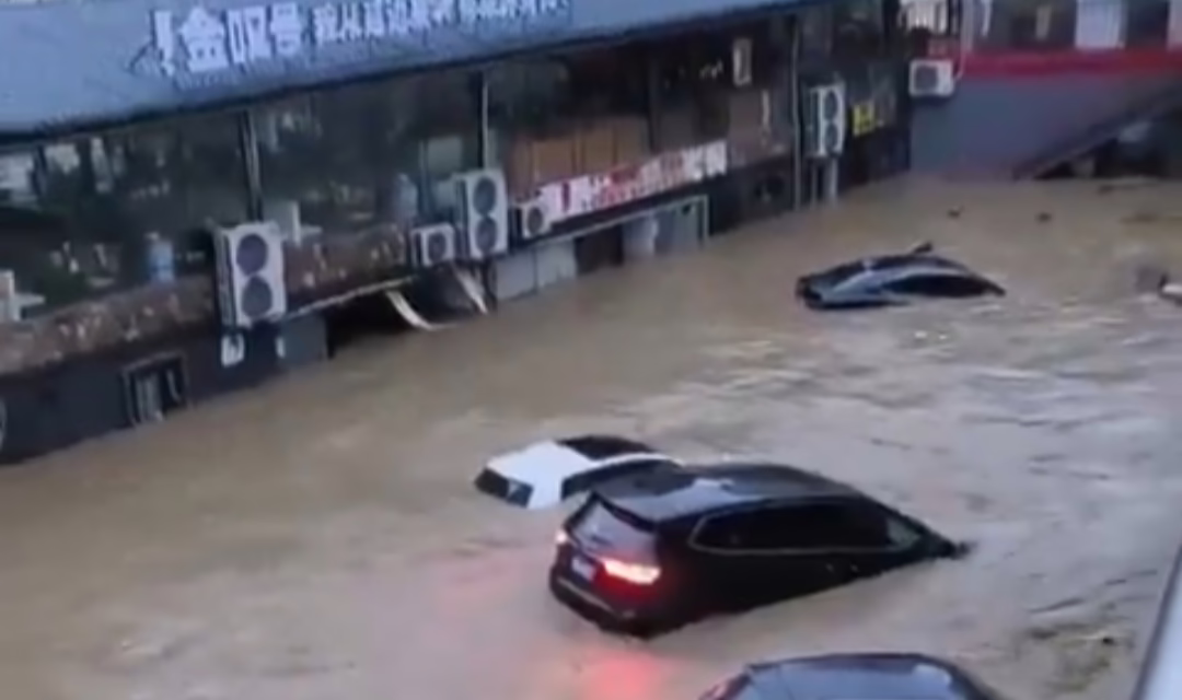 Video:Lluvias, torrenciales y catastróficas inundaciones en la provincia de Guizhou, China 