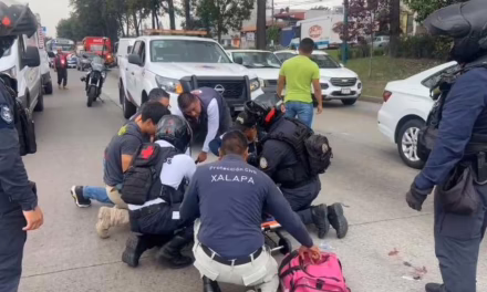 Accidente en la avenida Lázaro Cárdenas deja a un motociclista lesionado